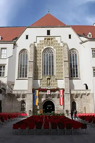 La façade de la cathédrale côté cour avec le Wappenwand.