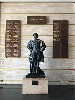 Statue de François Ier entourée des noms des maires du Havre[Note 1].