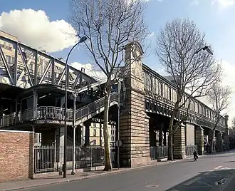 Station aérienne de la ligne 2, vue du boulevard de la Villette, côté 10e&nbsp;arrondissement.