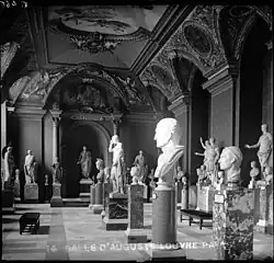 La salle des Empereurs au début du XXe&nbsp;siècle.