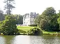 L'étang et le château en arrière-plan.