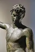 « Éphèbe de Marathon », 330/325 ?, attribué à l'école de Praxitèle. Bronze, H. 1,30&nbsp;m. Détail. MNArch, Athènes[114]
