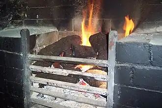 Feu de tourbe dans une cheminée