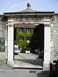 La porte d'entrée sur la rue Maurice-Grignoux.