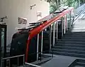 Le funiculaire arrivant dans la station desservant la ville.