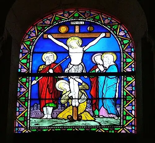vitrail absidial du XIXe siècle représentant la Crucifixion.