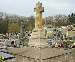 Le monument aux morts de la guerre de 1870 en forme de croix.