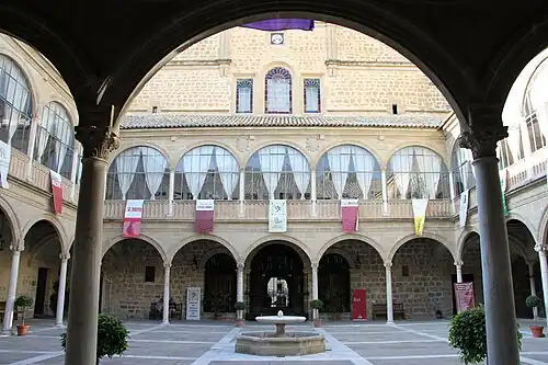 Cour intérieure de l'ancien hôpital Saint-Jacques à Ubeda.