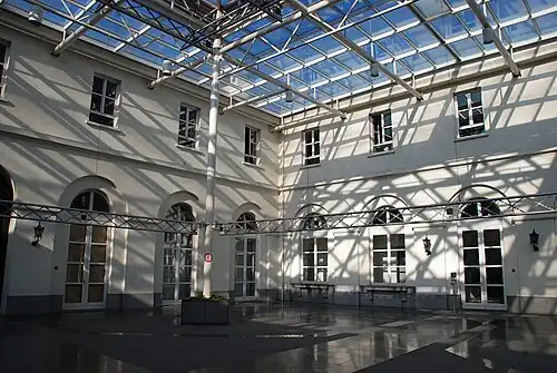 Le patio et sa verrière.