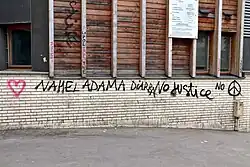 Graffiti d'un cœur rose, suivi de « Nahel Adama Diarra No Justice No » puis le symbole de la paix