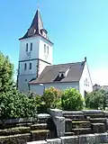 la chapelle avec au premier plan la fontaine de la mairie