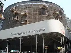 Photographie du musée en travaux avec des échafaudages.