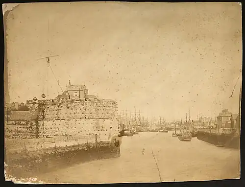 Jean-Victor Warnod, L'Entrée du port du Havre, la tour François Ier, 1855. Bibliothèque municipale du Havre. En ligne sur Nutrisco.