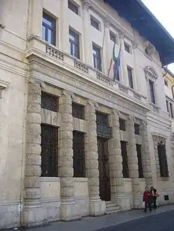 Détail de la façade avant et ses colonnes faites de blocs de pierre.