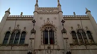 Détails de la façade supérieure du bâtiment