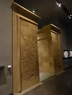 Porte édifiée sous Ptolémée&nbsp;IV. Face tournée vers l'extérieur du temple.