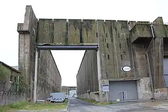 Keroman I à droite, avec le mur de Keroman IV à gauche.