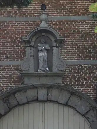 Statue de saint Bruno au-dessus du portail de l'ancienne chartreuse.