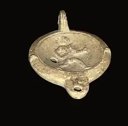 Lampe à huile en terre avec un relief de gladiateur (Ier ou IIe&nbsp;siècle)