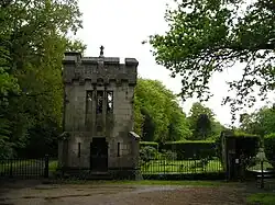 La tour de garde, dans le parc.