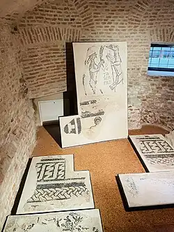 Fragments des mosaïques du sol des deux cathédrales romanes, XIe et XIIe&nbsp;siècles.