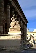 L'Industrie par James Pradier et en arrière-plan, L'Agriculture de Charles Émile Seurre.