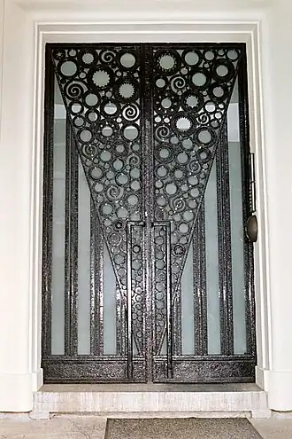 La porte en fer forgé martelé (avenue Brugmann).