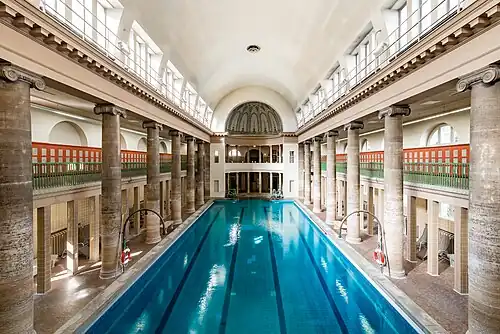 La piscine.