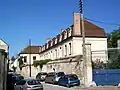 L'ancienne école du couvent de la Présentation, séparé de ce dernier par la rue de Meaux (visible sur la photo, le couvent étant à gauche), mais relié par un passage souterrain.