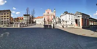Tromostovje et l'église de l'Annonciation de Ljubljana en arrière-plan.