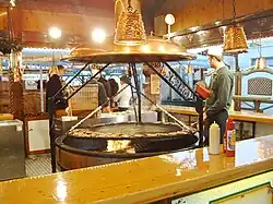 Steaks sur le grill suspendu, dans la tente bavaroise