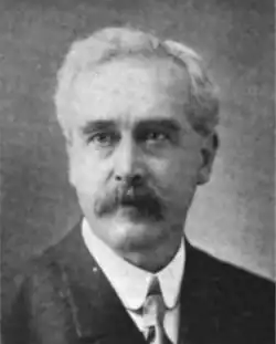 Portrait noir et blanc d'un homme.