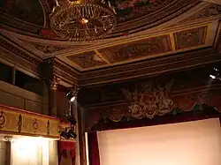 Le plafond du théâtre.
