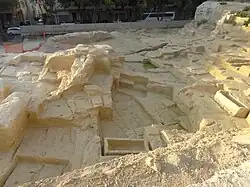 Vue de la carrière, comprenant des cuves de sarcophages laissés en place en cours d'extraction.