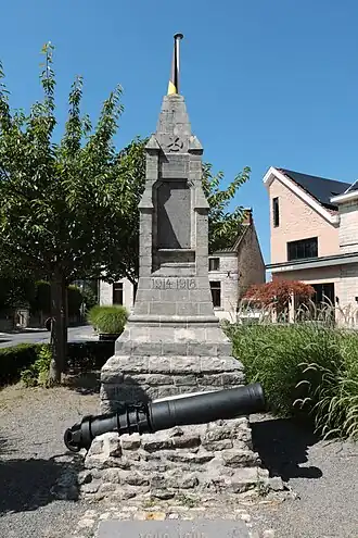 Le monument aux morts face à la ferme.