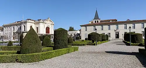Le théâtre de Castres situé en face de l'évêché et du jardin à la française.