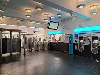 Vue d'ensemble du hall d'accueil de la station.