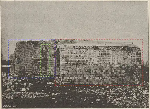 Vue au coin sud-ouest de l'ensemble : en bleu la façade ouest du donjon et en vert la poterne, en rouge les façades ouest (à gauche) et sud (à droite) du bâtiment adjacent au donjon.