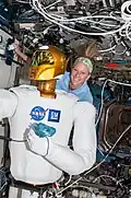 Karen Nyberg travaille avec Robonaut 2 lors de l'Expédition 36.