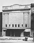 La façade, l'année de la construction.
