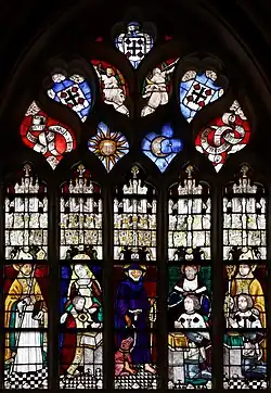 Vitrail de la fin du XVe siècle, à cinq lancettes et tympan, représentant des saints autour de saint Hervé.