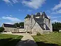 Vue du château et des communs depuis la chapelle domestique.