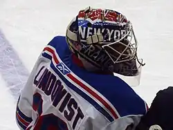 Photographie de trois-quarts dos de Henrik Lundqvist dans la tenus des Rangers de New York