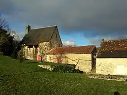 Vue latérale sur le Logis et le Pigeonnier