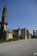 L'église, et représentation au sol de l'emplacement de l'ossuaire et de la clôture[6].