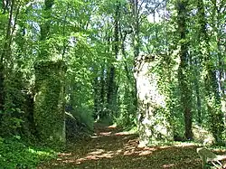 Grilles sempiternellement ouvertes du domaine par le chemin cadastral.