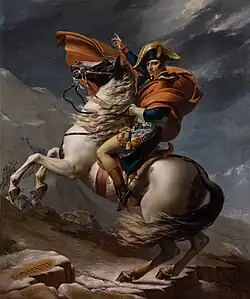 Tableau montrant un homme avec une cape rouge monté sur un cheval blanc cabré, le ciel est sombre