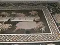 Mosaique des jeux, partie droite : virage autour du bassin central, orné de boules et de dauphins.
