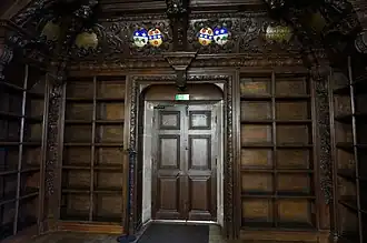 L'entrée de la bibliothèque aux armes des familles Rogier et Hachette.