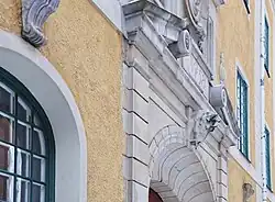 Tête de cheval au-dessus de la porte du côté de Storgatan.
